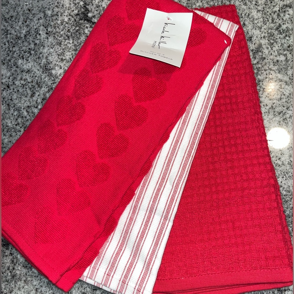 Kitchen towels, towel set of 3.. solid red, striped& hearts, ♥️NWT, LAST CHANCE